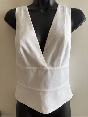 bebe White Sleeveless V-Neck Peplum Top back Zipper Sexy Romantic SZ 2